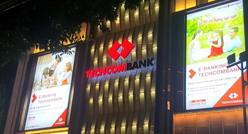 Thêm người nhà Giám đốc ngân hàng mua lượng lớn cổ phiếu them nguoi nha giam doc ngan hang mua luong lon co phieu