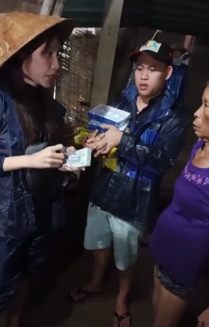 Các nghệ sĩ vận động cứu trợ hàng chục tỷ đồng vì khúc ruột miền trung cac nghe si van dong cuu tro hang chuc ty dong vi khuc ruot mien trung