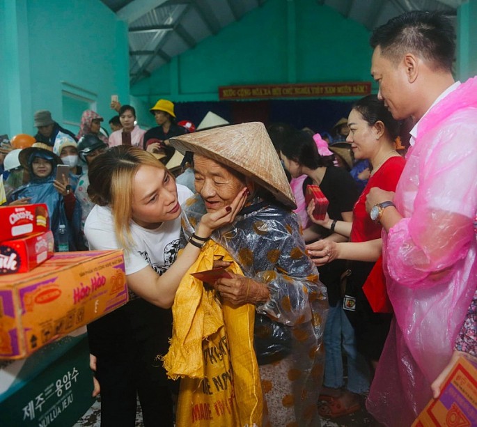 Các nghệ sĩ vận động cứu trợ hàng chục tỷ đồng vì khúc ruột miền trung cac nghe si van dong cuu tro hang chuc ty dong vi khuc ruot mien trung