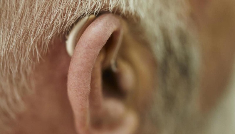 Một người đàn ông ở Anh bị điếc do mắc Covid-19 bị biến chứng mo t nguo i da n ong o anh bi die c do ma c covid 19 bi bie n chu ng