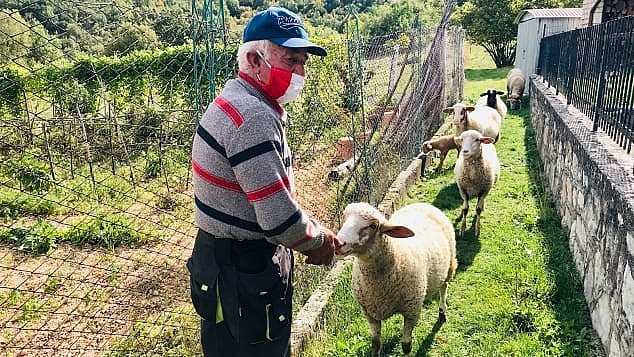 thi tran o y nay chi co hai cu dan nhung ho luon luon deo khau trang