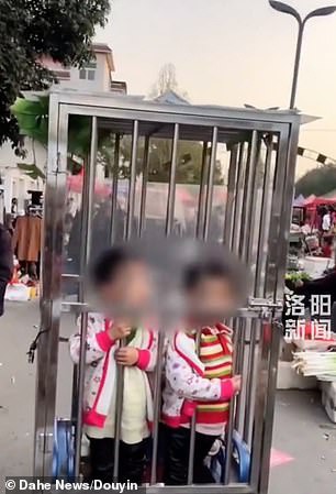 cha mẹ nhốt con trong cũi ảnh 1 cha me nhot con trong cui anh 1