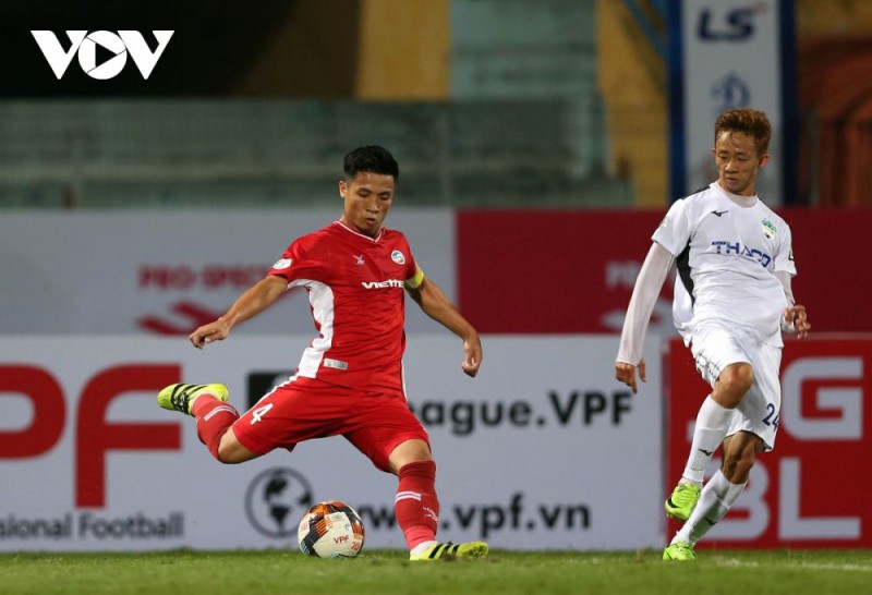 Trung vệ: Bùi Tiến Dũng. Đội hình kết hợp trong mơ giữa Viettel và Hà Nội FC
