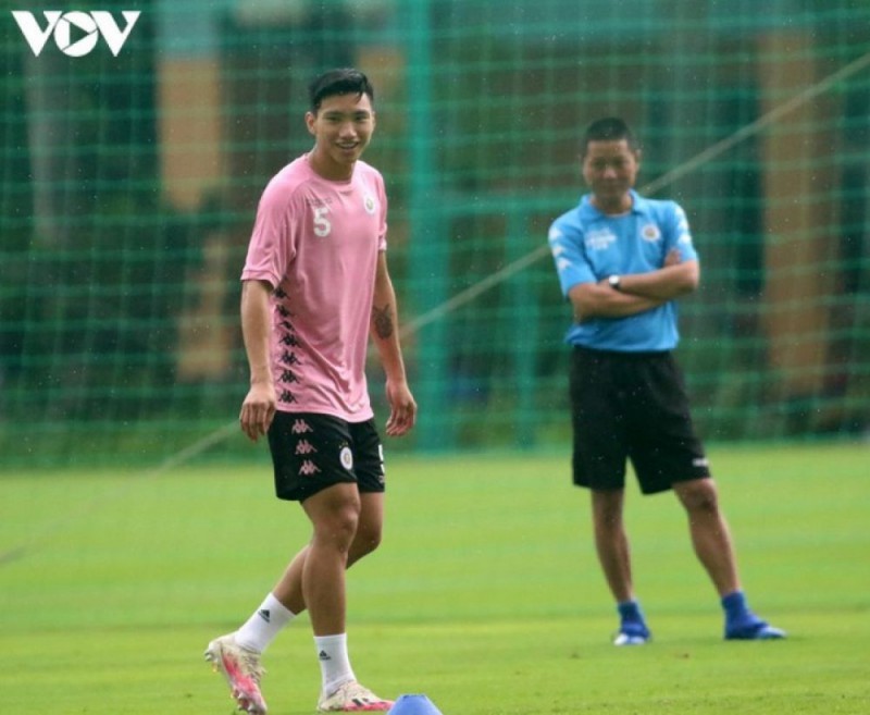 Hậu vệ trái: Đoàn Văn Hậu. Đội hình kết hợp trong mơ giữa Viettel và Hà Nội FC