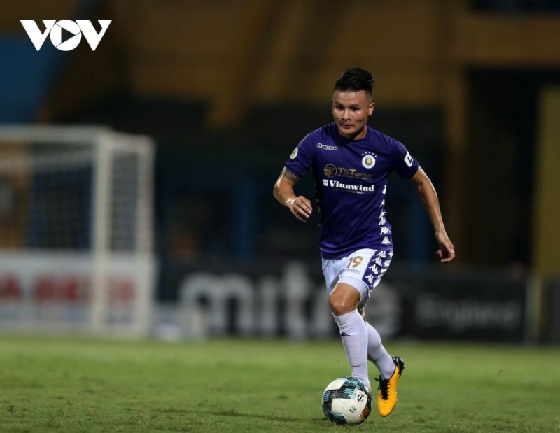 Hộ công: Nguyễn Quang Hải. Đội hình kết hợp trong mơ giữa Viettel và Hà Nội FC