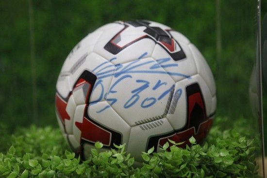 Bán đấu giá trái bóng có chữ ký HLV Park Hang-seo ủng hộ đồng bào lũ lụt ban dau gia trai bong co chu ky hlv park hang seo ung ho dong bao lu lut