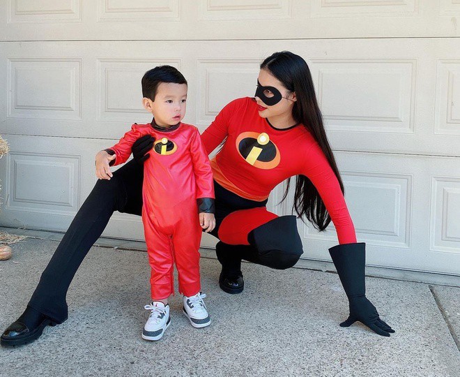 Con trai Pham Huong hoa trang Halloween anh 1
