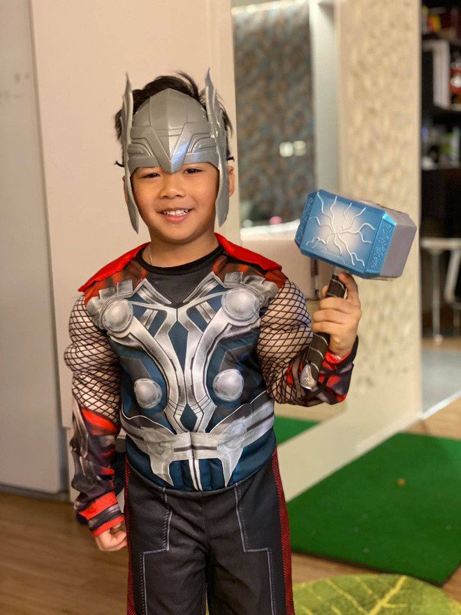 Con trai Phạm Hương hóa trang Halloween ảnh 2 Con trai Pham Huong hoa trang Halloween anh 2