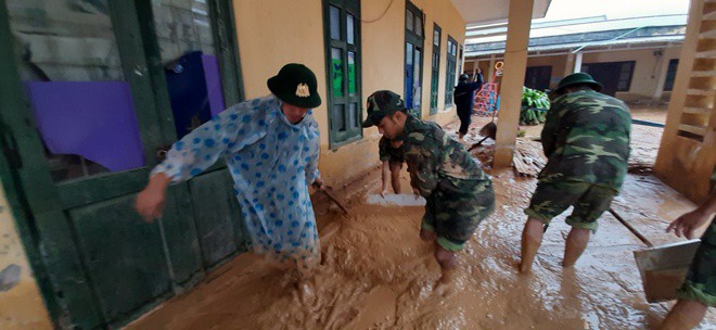 dọn dẹp trường sau lũ ảnh 1 don dep truong sau lu anh 1