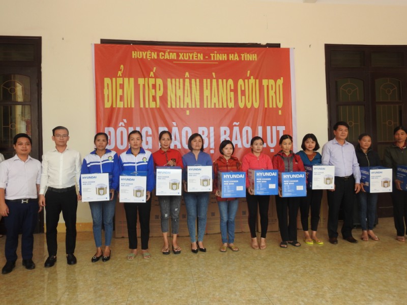 Doanh nhân trẻ tiếp sức đồng bào vùng lũ Hà Tĩnh doanh nhan tre tiep suc dong bao vung lu ha tinh