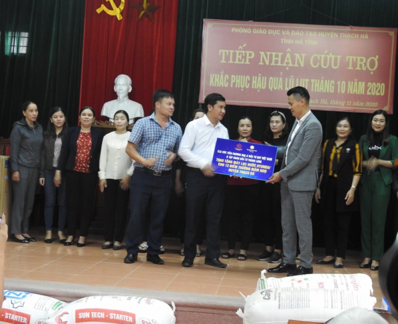 Doanh nhân trẻ tiếp sức đồng bào vùng lũ Hà Tĩnh doanh nhan tre tiep suc dong bao vung lu ha tinh