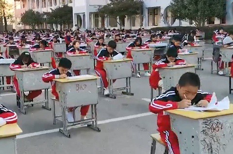 to chuc thi ngoai troi chong gian lan anh 1