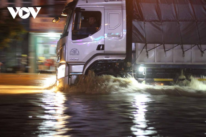  Bình Định: Nước lũ đổ về gây ngập cửa ngõ vào thành phố Quy Nhơn  - Ảnh 4.